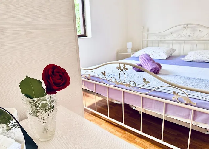 Spacious Stone With Sea Views *