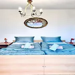 Spacious Stone With Sea Views Vikendica *