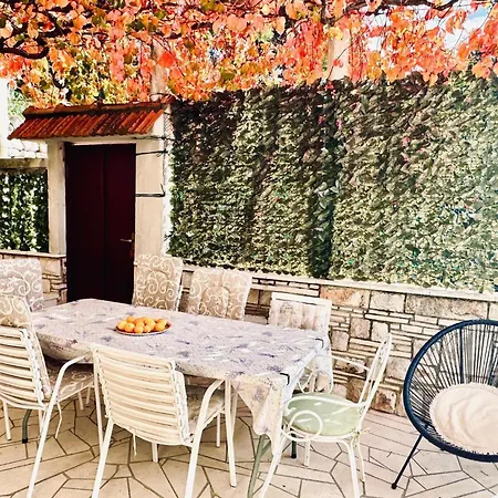 Spacious Stone With Sea Views Vakantiehuis