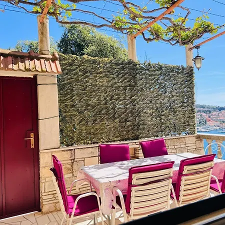 Spacious Stone With Sea Views Vakantiehuis *