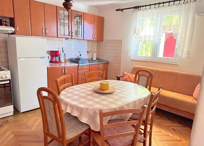 Spacious Stone With Sea Views *