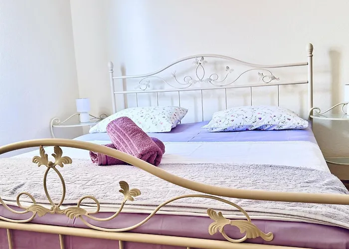 Vakantiehuis Spacious Stone With Sea Views