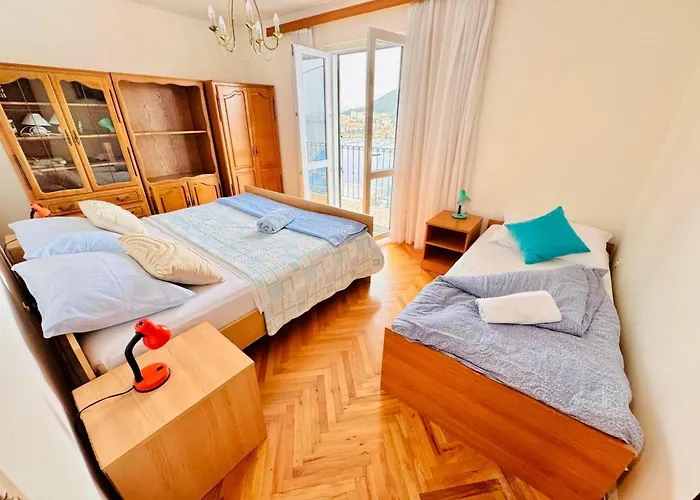 Vakantiehuis Spacious Stone With Sea Views *